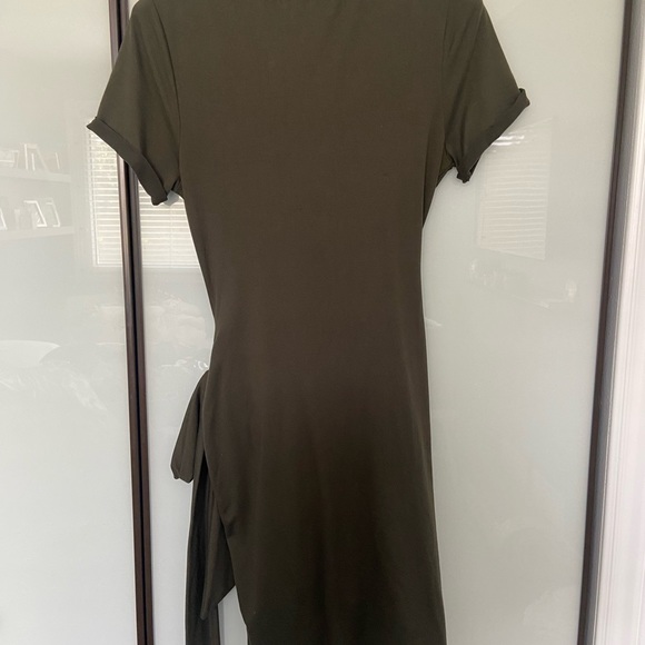 Fashion nova green wrap dress short sleeves - Picture 3 of 4